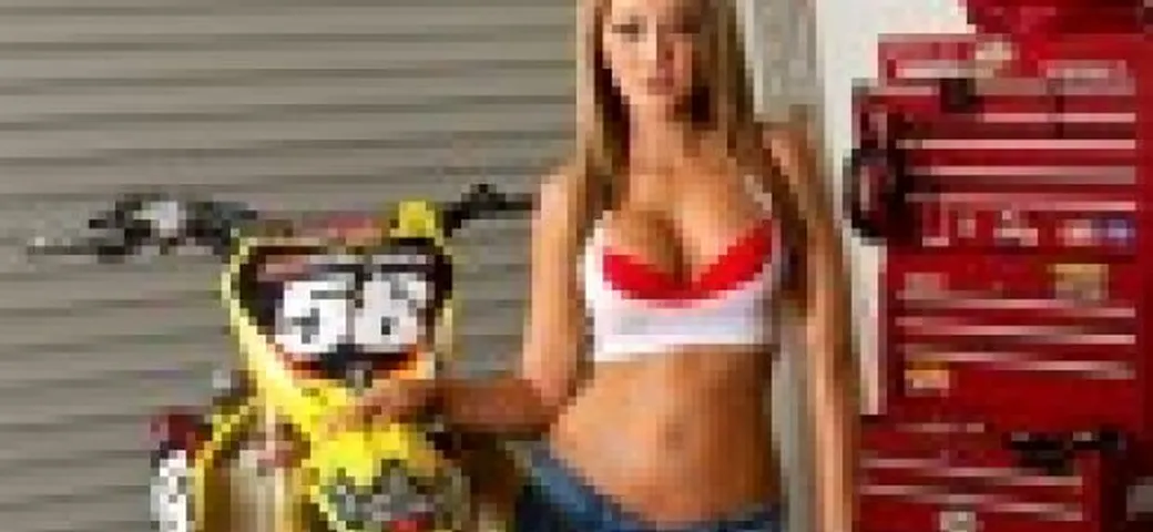Sexy Bikers: Ashley e la RMZ gialla /video