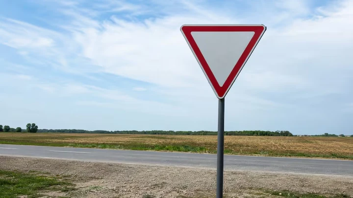 Sai davvero cosa indica il triangolo rovesciato con bordo rosso?