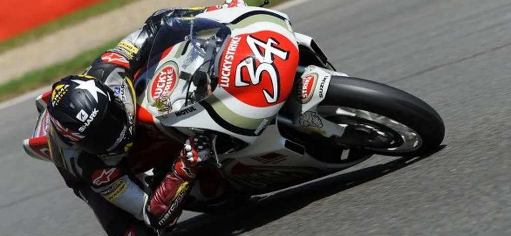 Scott Redding prova la Suzuki RGV500 del 1994 di Schwantz a Spa