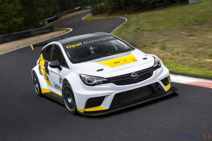 Opel Astra TCR: foto e caratteristiche