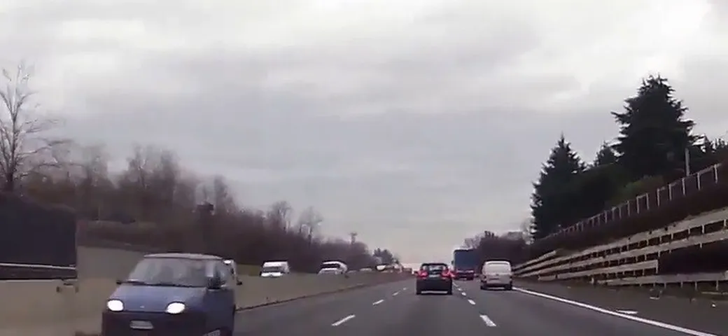 In contromano sulla A8, anche l'incidente è in video