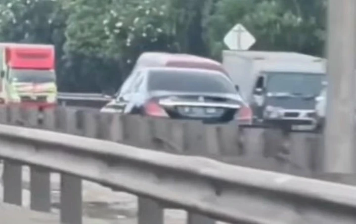 Indonesia: Mercedes contromano in autostrada provoca un frontale [Video]