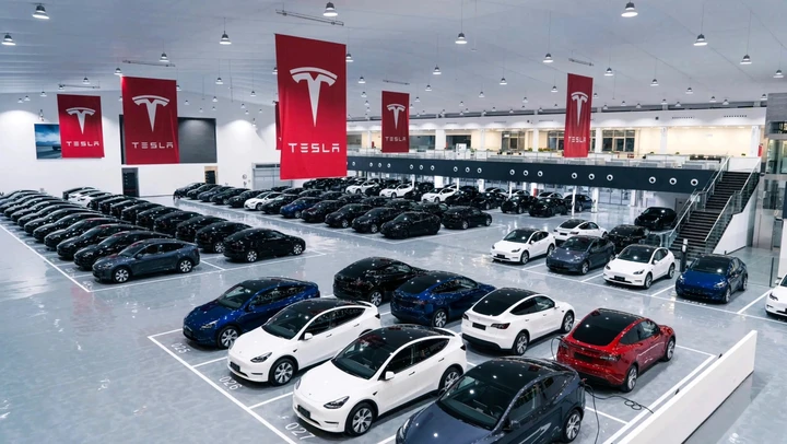 Tesla precipita in Francia, immatricolazioni in calo del 41%