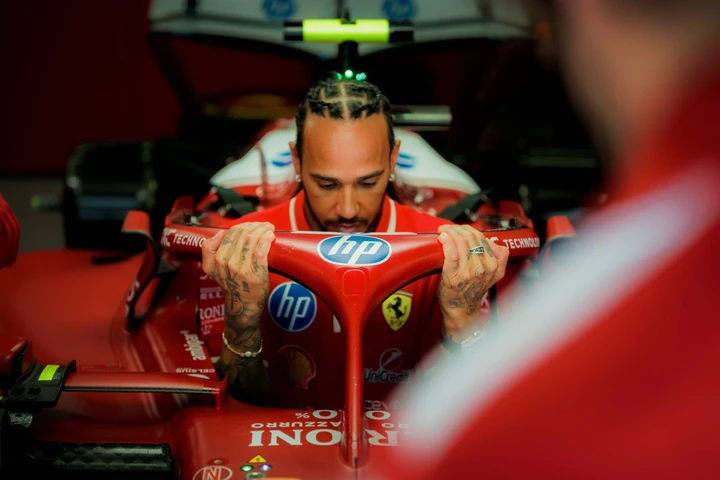 Hamilton e la Ferrari: sull'erba a fine gara per aumentare il peso