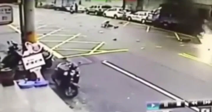 Autista ubriaco genera una terribile caduta in moto con fiamme [Video]