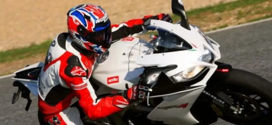TEST: Faccia a faccia con la Aprilia RSV4 R