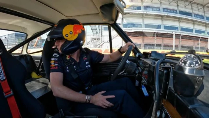 Verstappen vs Tsunoda: sfida in retromarcia a Zandvoort [Video]