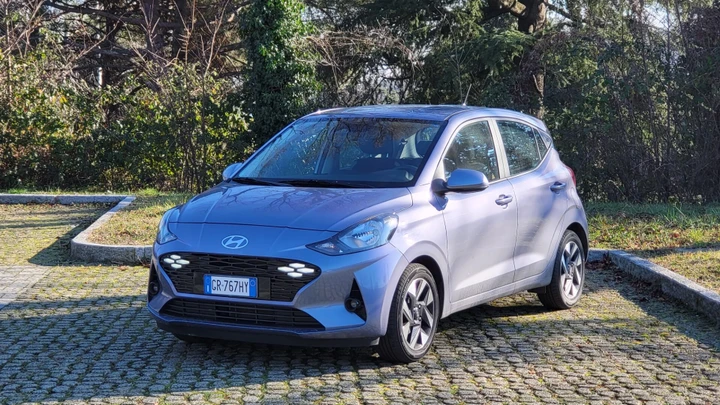 Hyundai i10 2024: piccola citycar, grande anima. Caratteristiche e PROVA SU STRADA