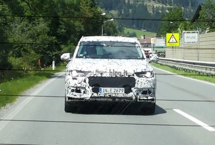 Audi Q7: foto spia con carrozzeria semi-definitiva