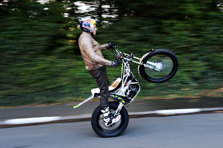 Dougie Lampkin gira l'Isola di Man su una ruota, è record! [Video]