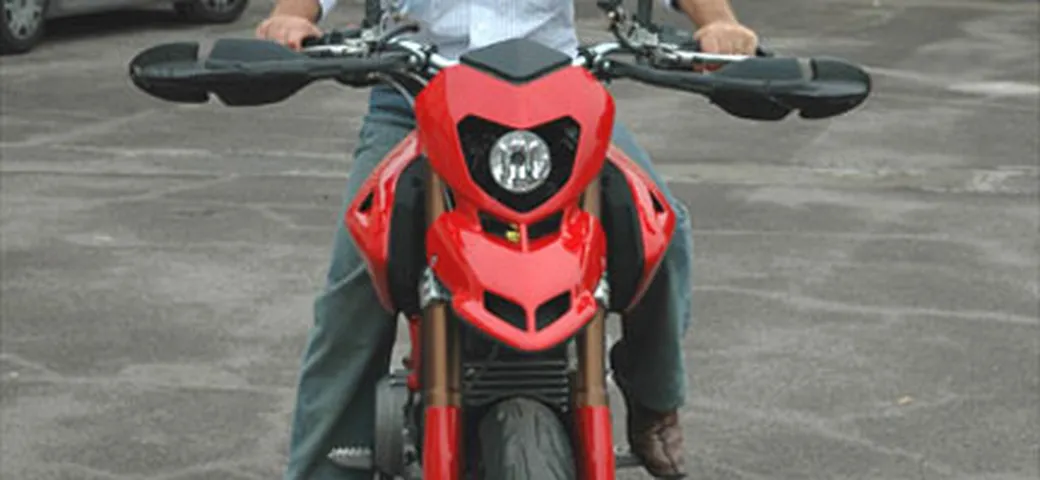 Hypermotard, agile e compatta!