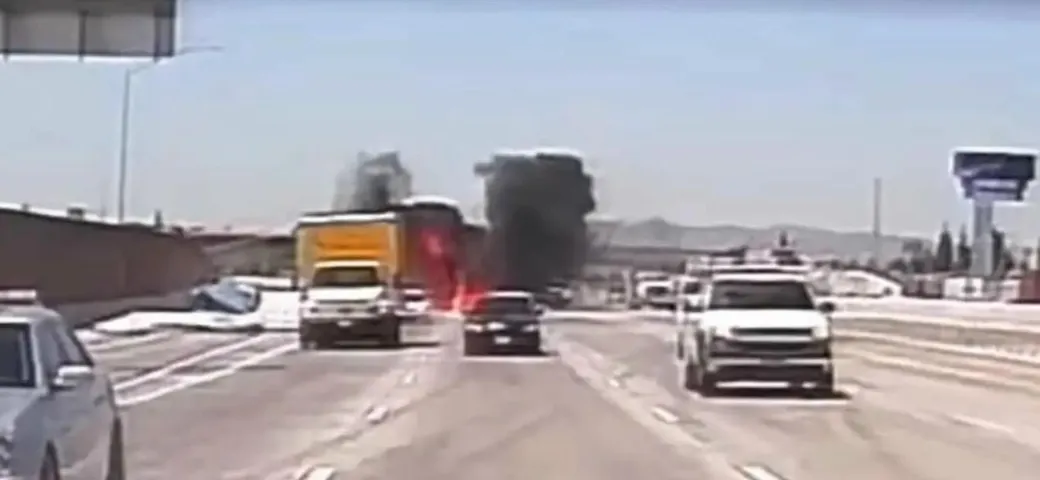 Aereo atterra in autostrada in modo fiammante [Video]