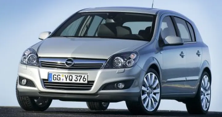Opel Astra - un facelift per il Motor Show di Bologna