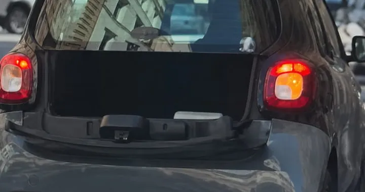 Nasconde la targa della Smart con il portellone aperto: denunciato furbetto della ZTL