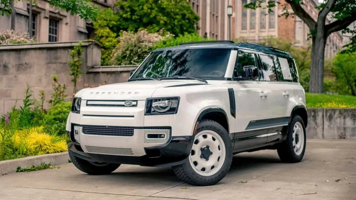 Land Rover richiama oltre 250.000 SUV: possibile guasto all'airbag