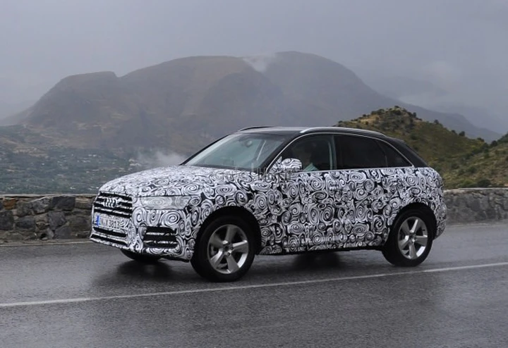 Audi Q3 facelift: foto spia su strada