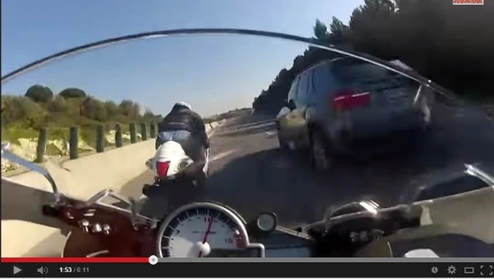 Sfide folli: BMW S1000RR vs Suzuki Hayabusa in autostrada [Video]