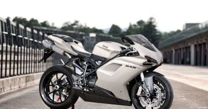 Foto del giorno: nostalgia della Ducati 848 bianco perla