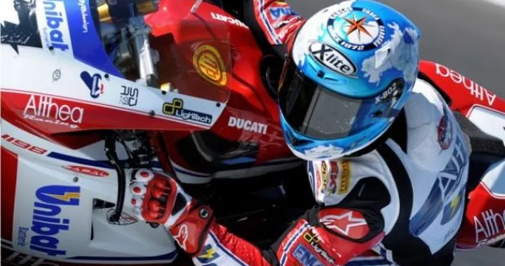 Il team Althea Racing festeggia la prima pole della stagione a Phillip Island, con il nuovo record del circuito.