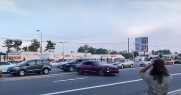 Ford Mustang sbanda e sbatte contro una Kia Sorento