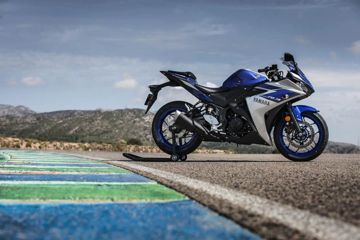 Yamaha YZF-R3 debutta al Mugello: stabile in curva, facile da guidare, comoda