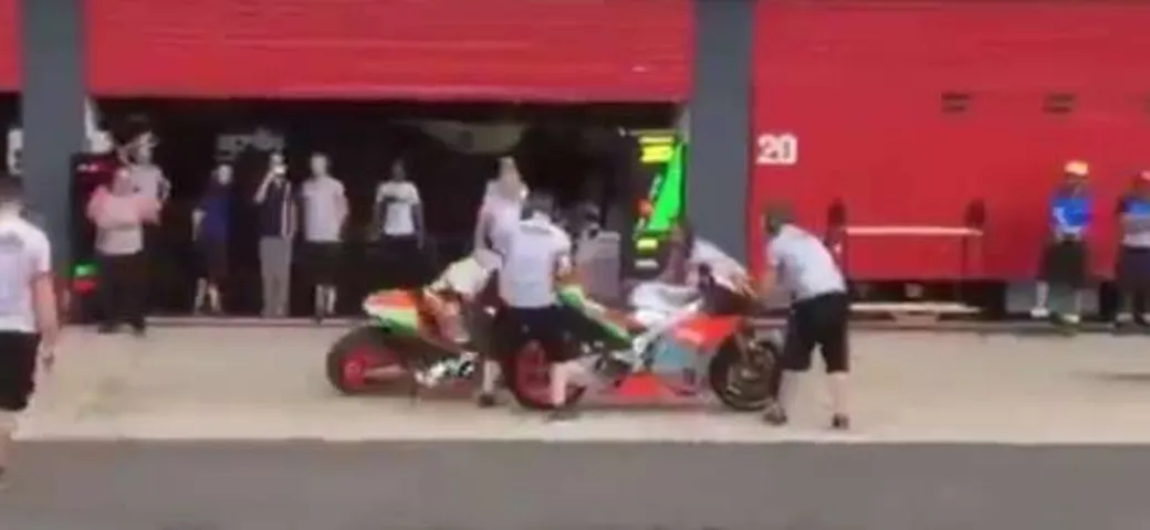 MotoGP Argentina, Bautista investe un meccanico in corsia box [Video]