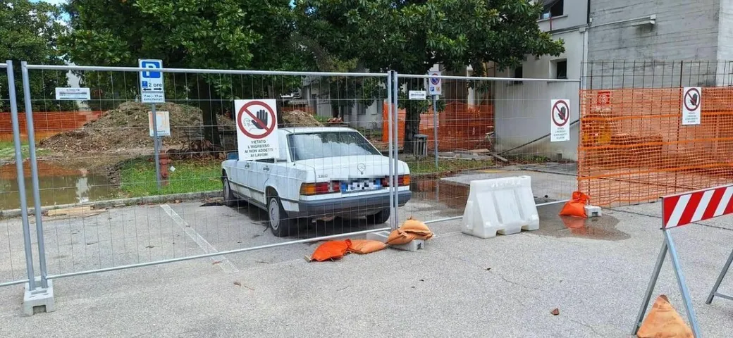 Mercedes abbandonata da due anni davanti all’ospedale: il cantiere ci lavora attorno