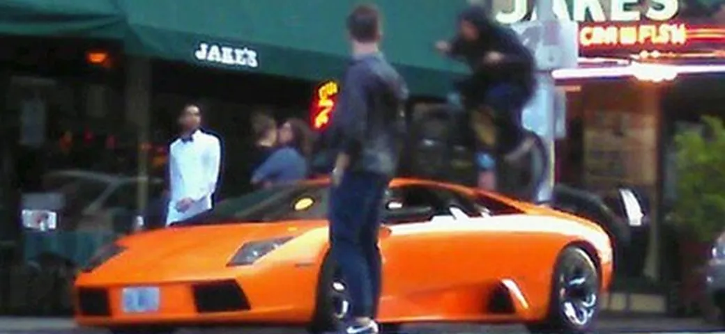Il ciclista salta una Lamborghini con la BMX