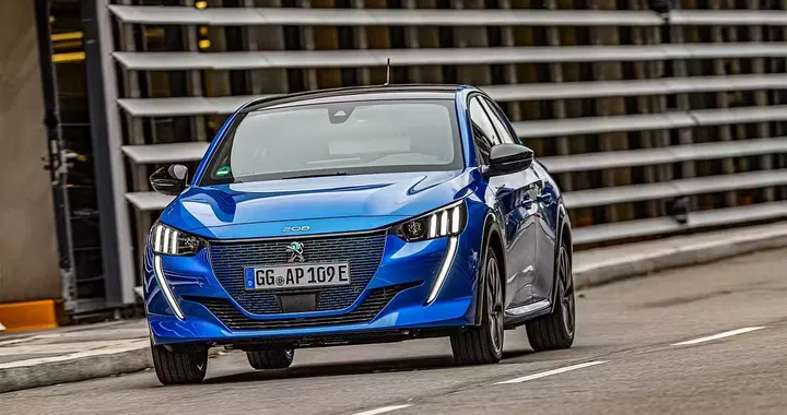 Il clacson non fa abbastanza rumore, scatta il richiamo per Peugeot 208