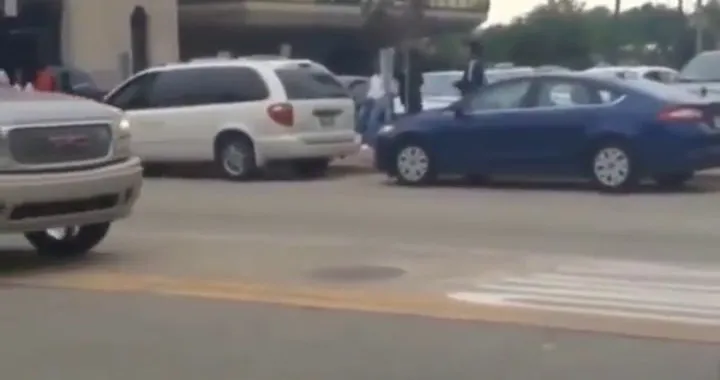 Folle in moto piomba come un missile sulle majorettes