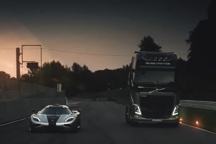 Un camion Volvo sfida in pista una Koenigsegg One:1