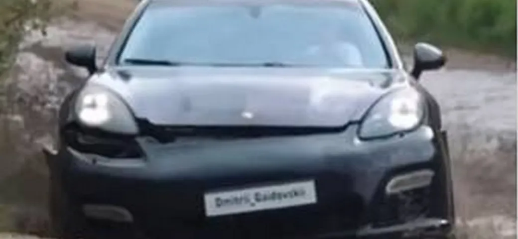Con la Porsche Panamera fa un distruttivo show off-road | Video