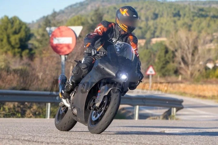 KTM al lavoro sulla RC 990: ecco le prime foto spia