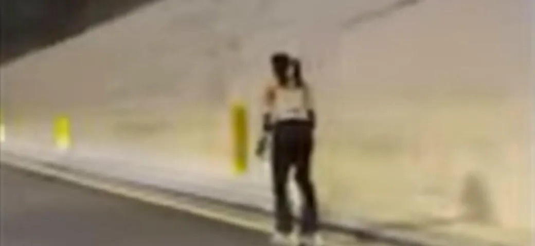 Ragazza coi pattini a rotelle in autostrada [Video]