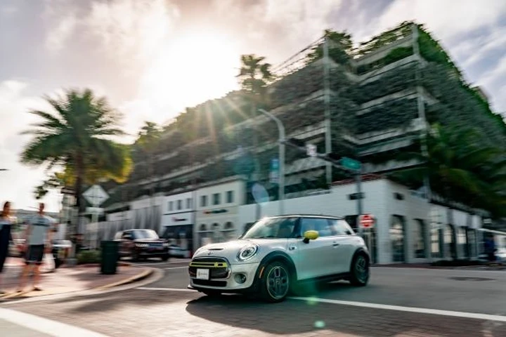 MINI Cooper SE: presentazione ad impatto zero per l'elettrica british