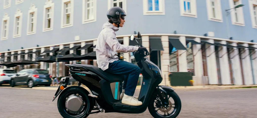 Yamaha NEO's, il primo scooter elettrico: caratteristiche, prezzo e disponibilità