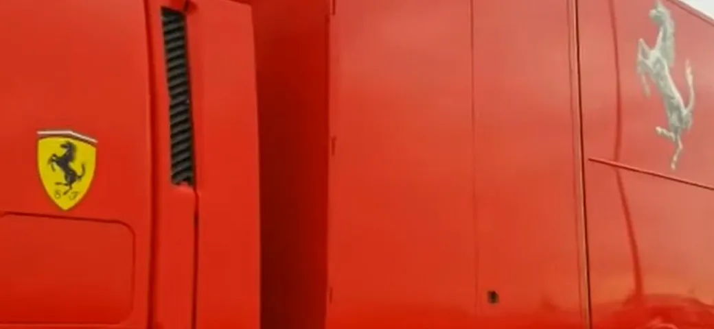 TIR con i motori Ferrari di F1 rischia l'incendio verso Monza