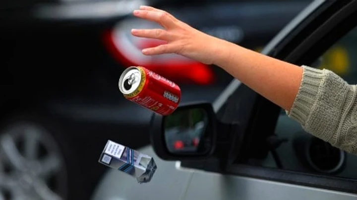 Nuove sanzioni per chi getta rifiuti dall’auto: ci sono multe salate