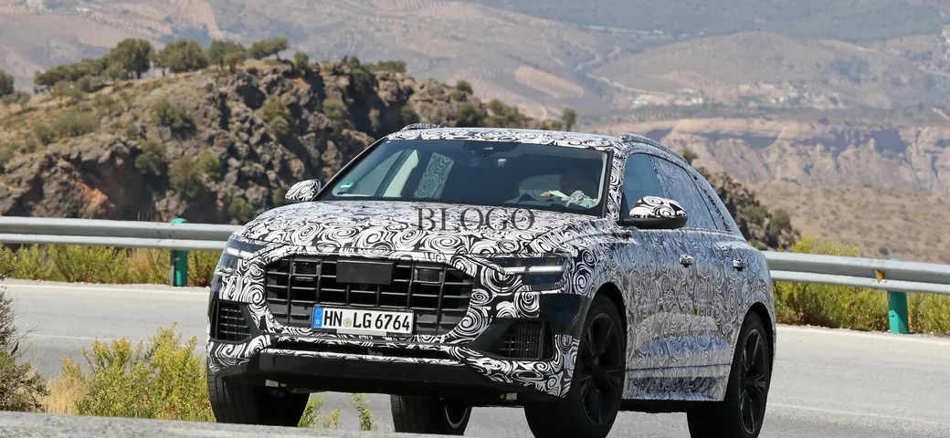Audi Q8: foto spia degli interni