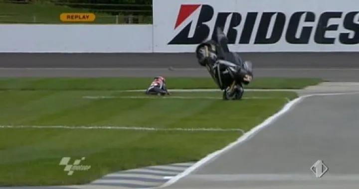 Foto del giorno: il volo di Marco Melandri ad Indianapolis