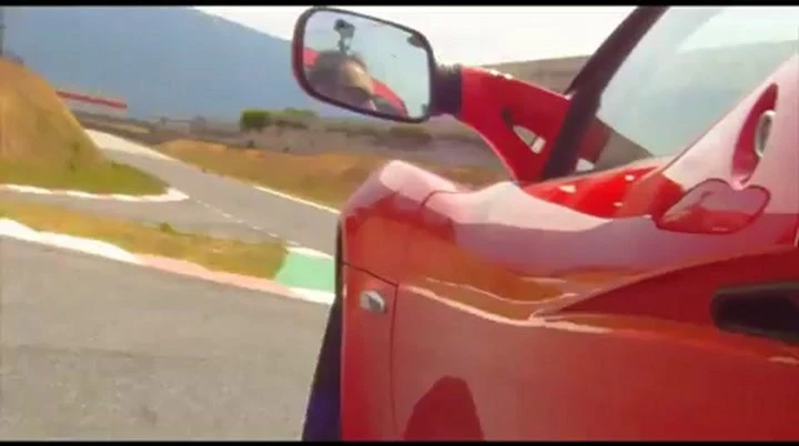 Lotus Elise Vs Husqvarna 511 SMR confronto in pista