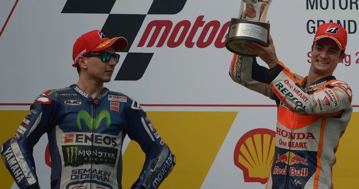 Sepang, Lorenzo: pollice verso a Rossi sul podio [video]