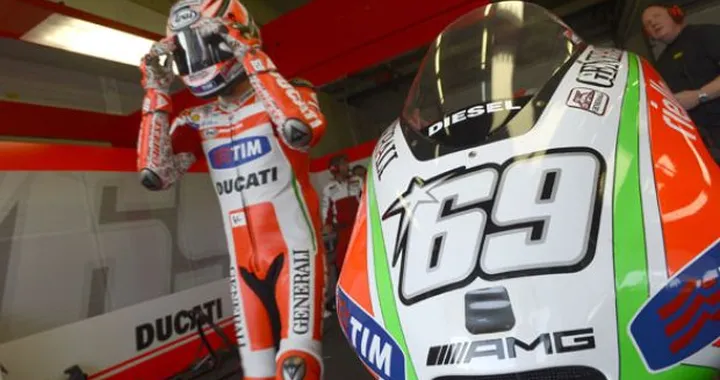 Nicky Hayden in pista al Mugello insieme al Test Team Ducati