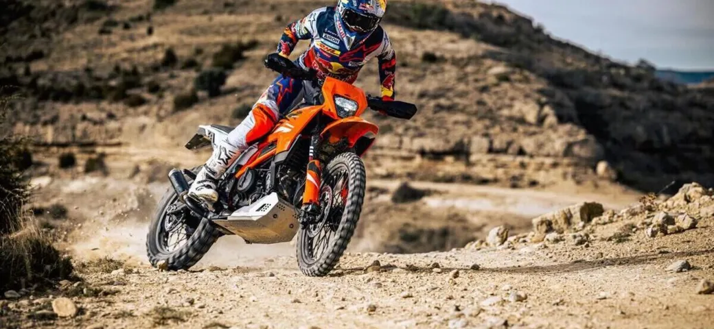 KTM lancia le nuove 125 e 390 Enduro R: versatilità e tecnologia avanzata