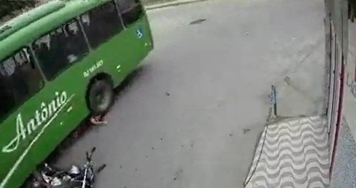 Motociclista finisce sotto l'autobus: il casco gli salva la vita