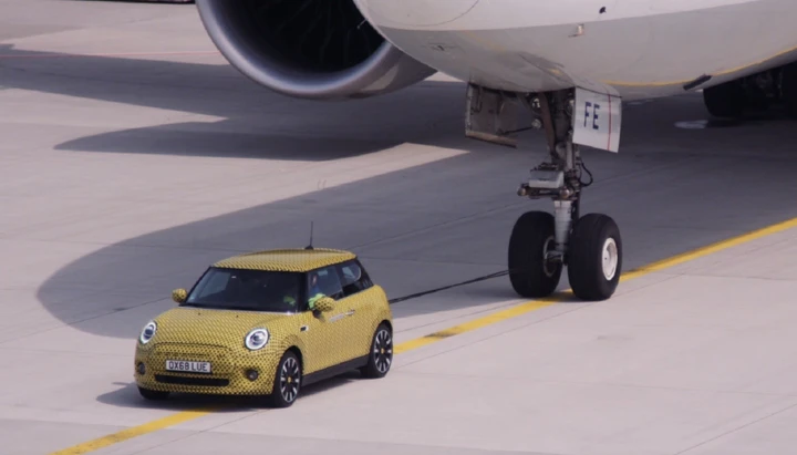 Auto elettriche: la Mini Cooper SE traina un aereo