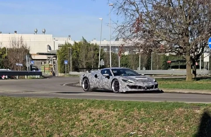 Ferrari 296 Challenge Stradale: la supercar ibrida da oltre 900 CV