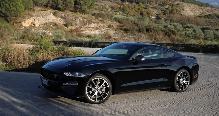 Ford Mustang 2.3 EcoBoost: la prova su strada