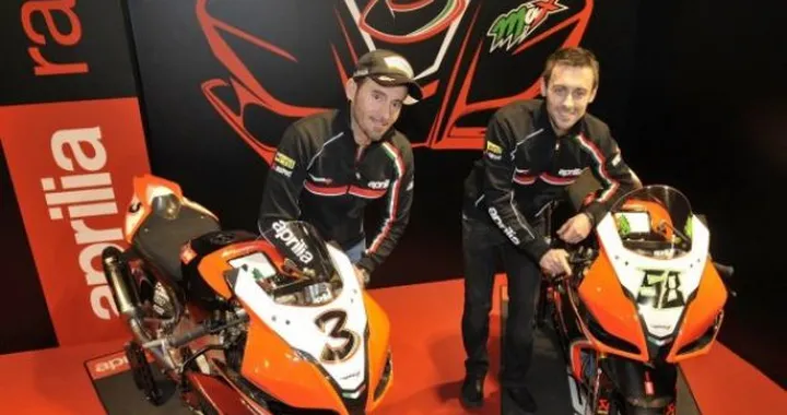 L'Aprilia RSV4 SBK di Biaggi e Laverty nel centro di Milano
