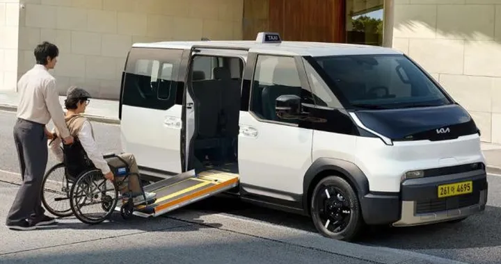 Kia presenta il PV5 WAV: taxi elettrico per trasporto disabili